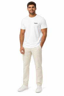 DAY-DATE camiseta blanca vista frontal con modelo editado desde original