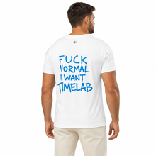 FU** NORMAL I WANT TIMELAB camiseta blanca vista trasera con modelo editado desde original