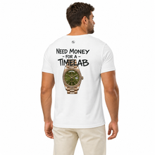 NEED MONEY FOR A TIMELAB camiseta blanca vista trasera con modelo editado desde original