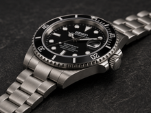 Submariner Black side crown and bracelet detail